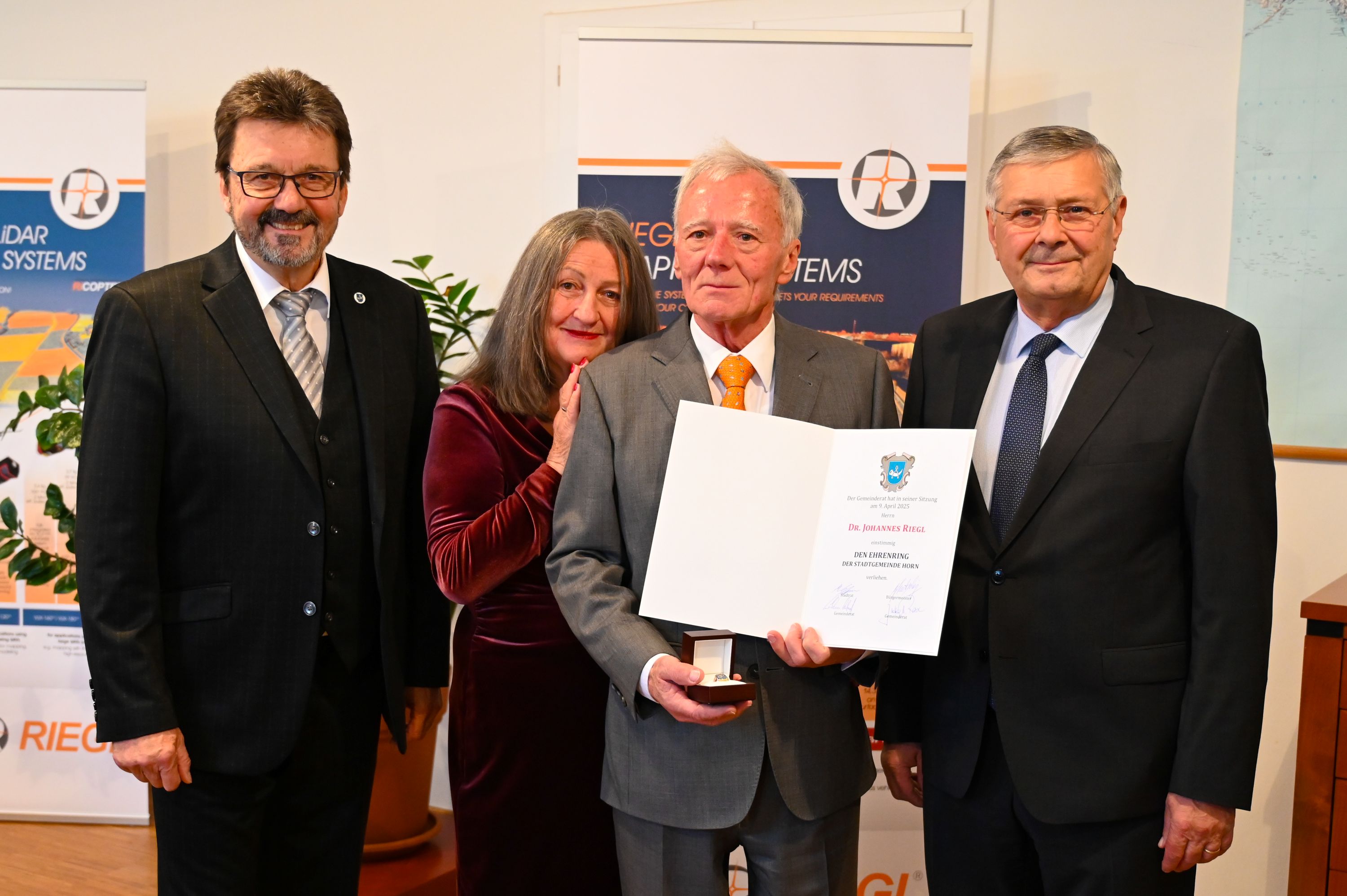 v.l.n.r. Bürgermeister Mag. Gerhard Lentschig, Eva Riegl, DI Dr. Johannes Riegl und Vizebürgermeister Dr. Heinrich Nagl